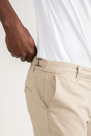 Calça de Alfaiataria Sarja Masculina com Ajuste Lateral