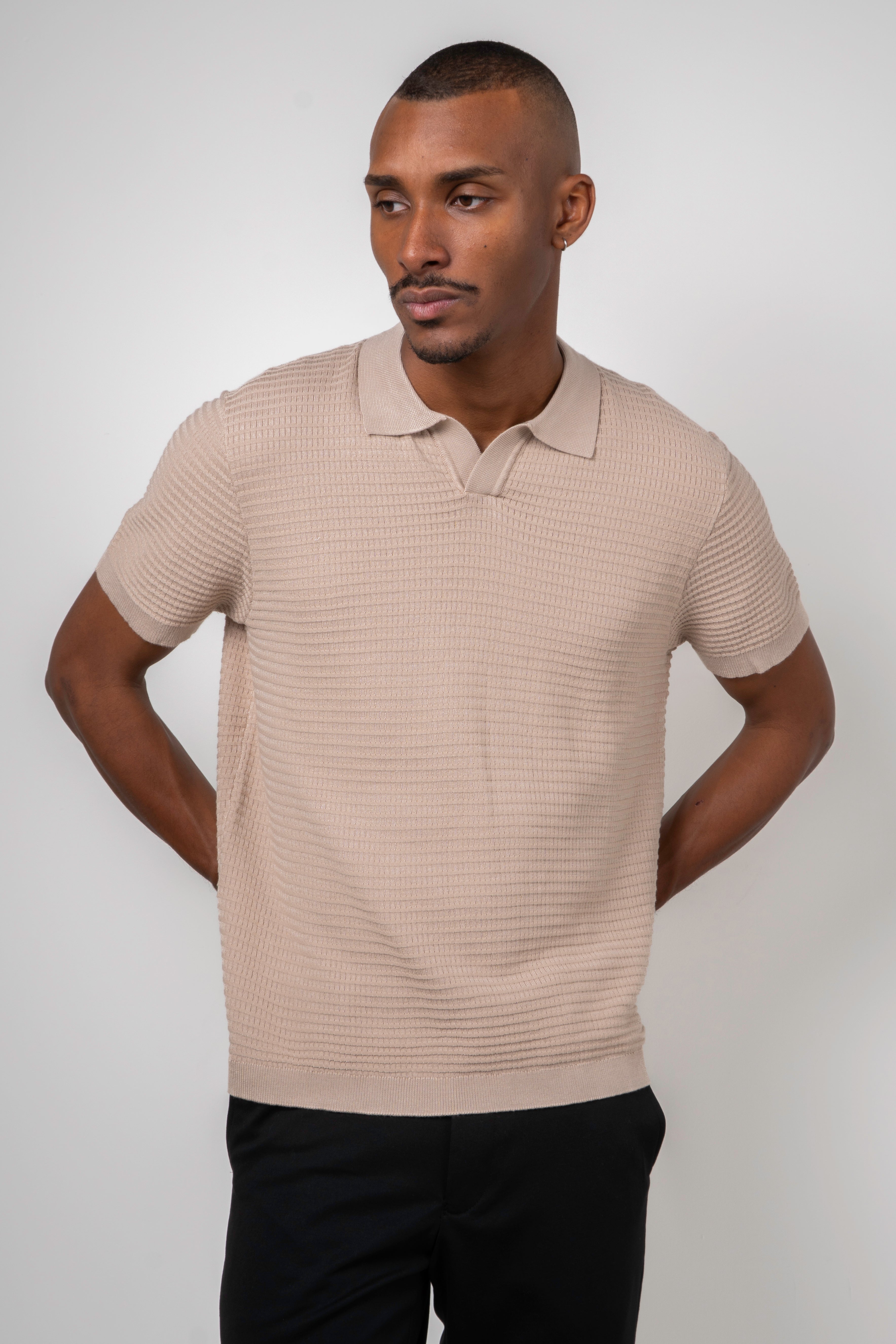 Polo Masculina Tricô Texturizada Branca Manga Curta Arejada Bege